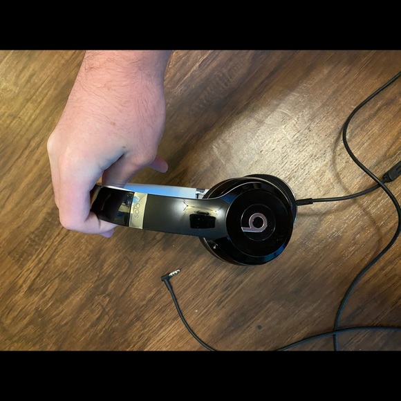 Black Beats Solo Headphones - Picture 2 of 3